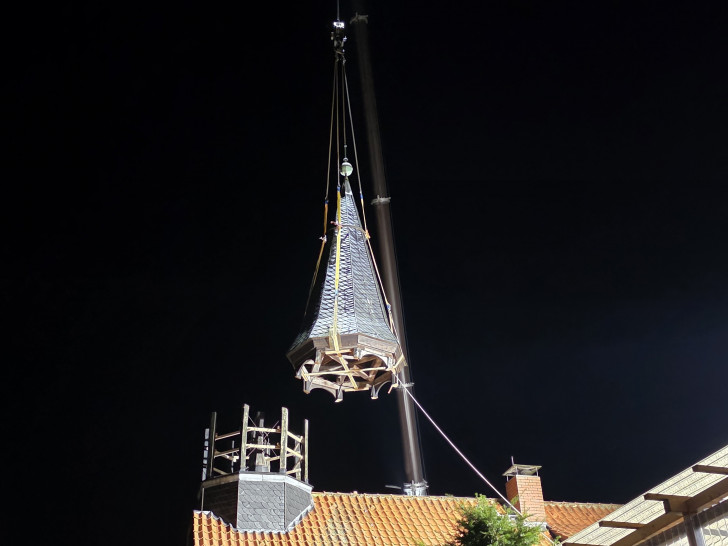 Der Glockenturm wurde angehoben.