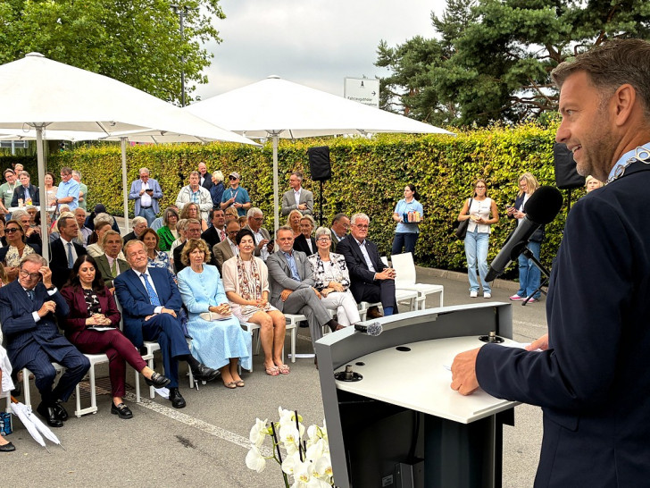 Oberbürgermeister Dennis Weilmann bei der Namensgebung der Carl Hahn Brücke.