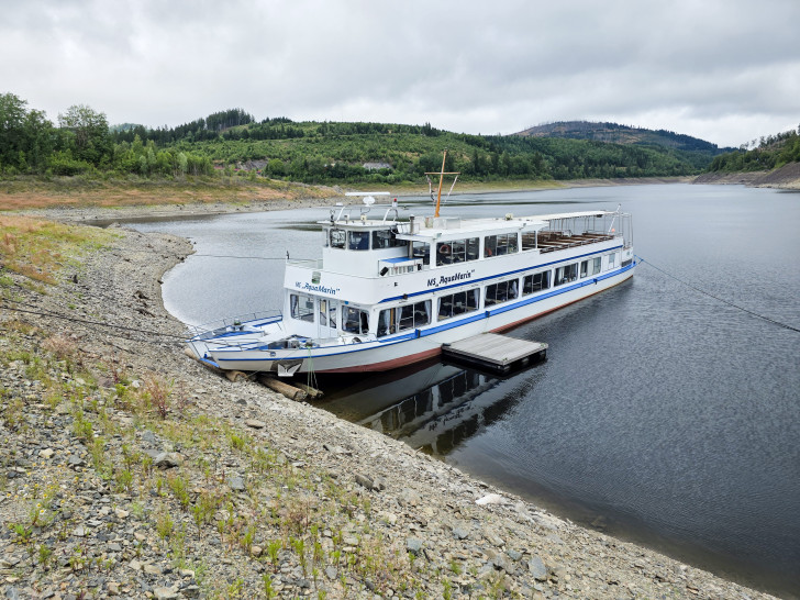 Ungenutzt: Die "MS Aquamarin" dümpelt an der Anlagestelle Weißwasserbrücke im Okerstausee.