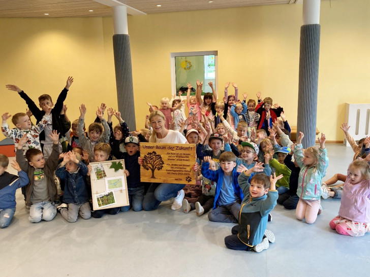 Kita-Leiterin Simone Bartels (Mitte) und die Kindergartenkinder freuen sich gemeinsam: Die Kita Ohlhof ist jetzt offiziell Teil der "Allee der Zukunft".