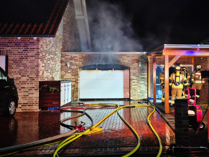 Hat hier der Blitz eingeschlagen? Die Brandursache wird noch geprüft.