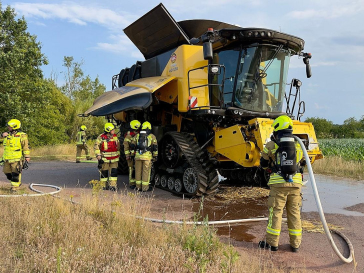 Mähdrescherbrand bei Erntearbeiten (Archiv)
