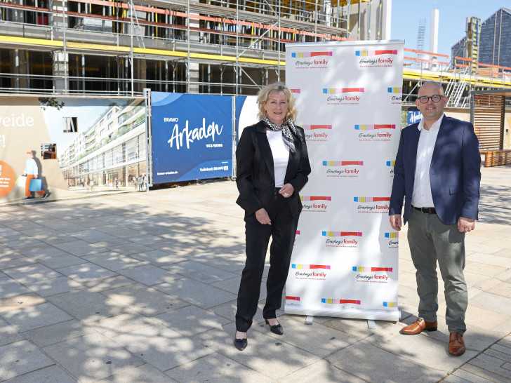 Claudia Kayser, Leiterin der Direktion Wolfsburg, und Jan-Hendrick Bernhardt, Expansionsleiter bei Ernsting’s family, vor dem ersten Bauabschnitt der BRAWO Arkaden in Wolfsburg.