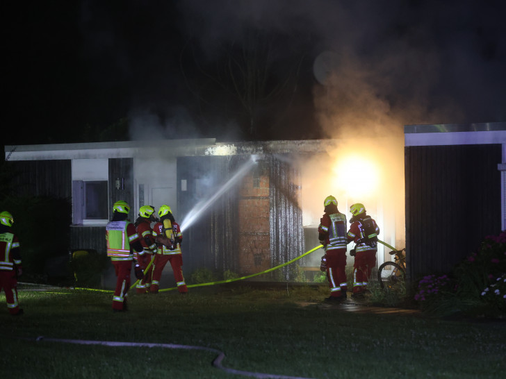 Aus bislang ungeklärter Ursache geriet in der vergangenen Nacht ein Reihenmittelhaus (Bungalow) in Brand.