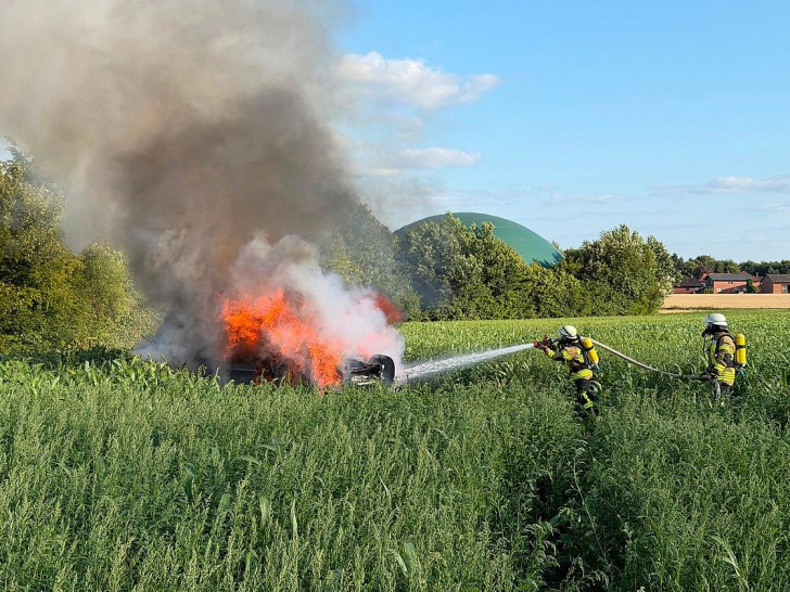PKW in Vollbrand (Archiv)