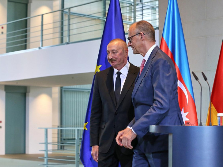 Ilham Alijew und Friedrich Merz am 21.07.2026