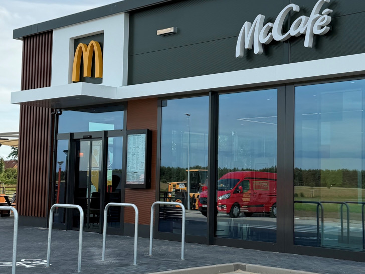 Die neue Filiale in Meinersen ist nach dem zeitgemäßen einheitlichen McDonald’s-Konzept gebaut.