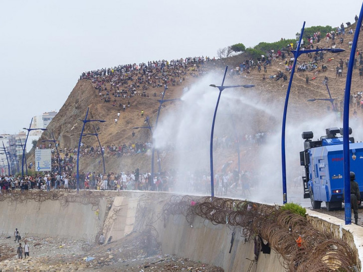 Massenandrang an der Grenze zu Ceuta am 31.07.2026
