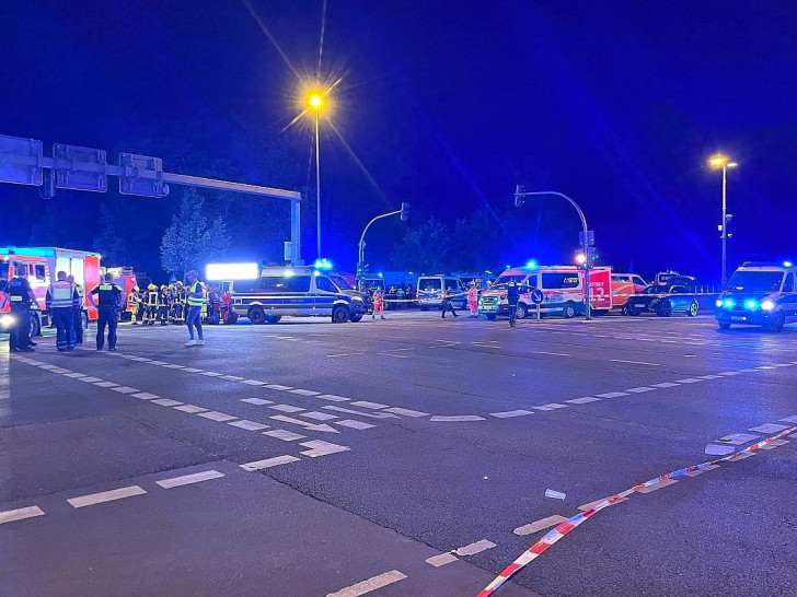 Auto fährt bei CSD in Menschenmenge am 25.07.2026