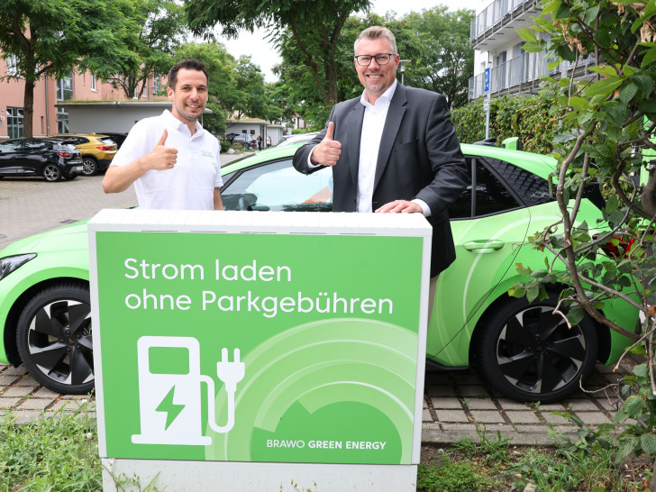 Marcus Flentje (li.), Projektleiter BRAWO Green Energy, und Michael Wittchow, Leiter der Direktion Braunschweig der Volksbank BRAWO, an der neuen Ladeinfrastruktur am Stöckheimer Markt.