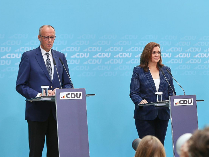 Friedrich Merz und Franziska Hoppermann am 27.07.2026