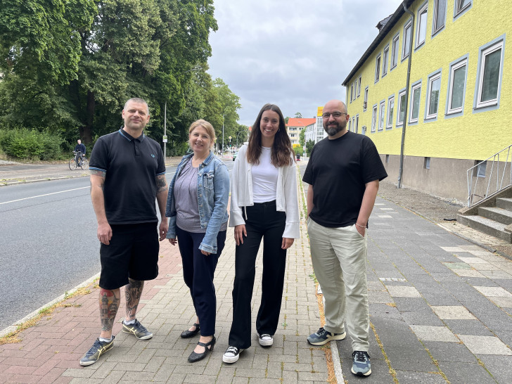 Suchtberater Jens John von der AWO-Salto Suchthilfe (links), Suchttherapeutin Stefanie Bischoff vom Lukas-Werk Wolfenbüttel (2.v.l.), Suchberater Lisa Reinecke (2.v.r.) und Martin Lawrenz (rechts) freuen sich über die Kooperation. Die AWO und Lukas-Werk arbeiten künftig Hand in Hand. Sie werden Beratung, Rehabilitation und Begleitung von Menschen mit Abhängigkeitserkrankungen in Salzgitter nun noch enger miteinander verzahnt.