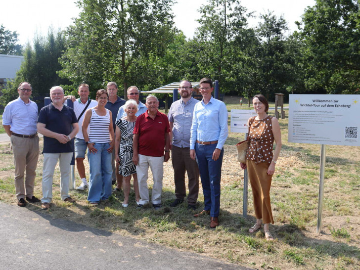 v.l.n.r.: Olaf Marotz (Ortsbürgermeister Vechelde/Vechelade), Günther Wolters, Stefan Wilke (beide Ortsratsmitglieder Vechelde/ Vechelade), Katrin Voßhagen (Gemeinderatsmitglied), Rainer Isensee (Fachdienstleitung Hoch-/Tiefbau), Ursula Raabe, Stefan Ring, Georg Raabe (alle Ortsratsmitglieder Vechelde/ Vechelade), Felix Scholz (Fachdienstleitung Liegenschaften), Tobias Grünert (Gemeinde-Bürgermeister), Britta Schwartz-Landeck (Erste Gemeinderätin).
