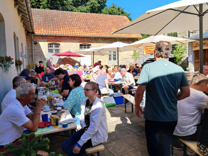 Das Schöninger Bürgerfrühstück findet auch 2026 wieder im Hof des Alten Gefängnisses statt.