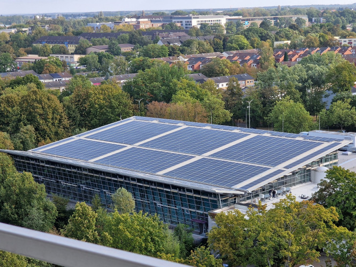 Das Sportbad Heidberg beherbergt mit 1022 Modulen die größte PV-Anlage aller städtischen Bäder.