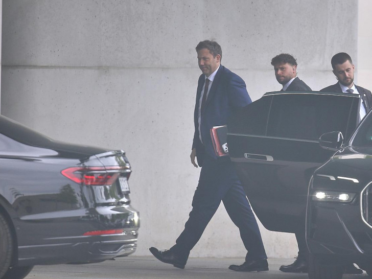 Lars Klingbeil am 01.07.2026 auf dem Weg zum Koalitionsausschuss