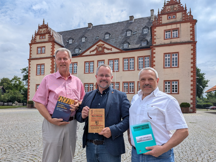 Freuen sich auf die Zusammenarbeit: 1. Vorsitzender Arne Homann (Mitte), 2. Vorsitzender Jan Erik Bohling (links) und Schatzmeister Kagan Kortun (rechts) als Vertreter der übrigen Vorstandsmitglieder