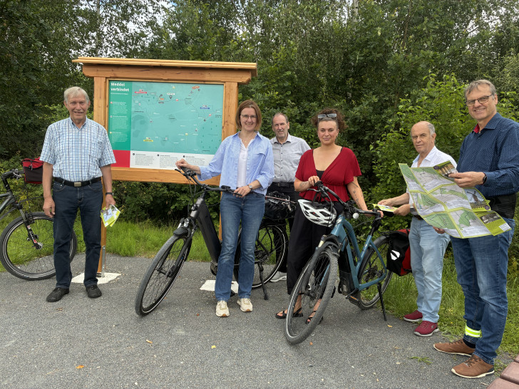 Bei der Enthüllung der Tafel (von links): Detlef Sorgatz (Team Weddel), Kerstin Geffers (Fahrradmobilitätsbeauftragte, Landkreis), Torsten Ruhe (Leiter Wirtschaftsbetriebe) Franziska Ewers (Nachhaltigkeitskommunikation, Landkreis), Harald Koch (Ortsbürgermeister Weddel), Detlef Kaatz (Gemeindebürgermeister Cremlingen).