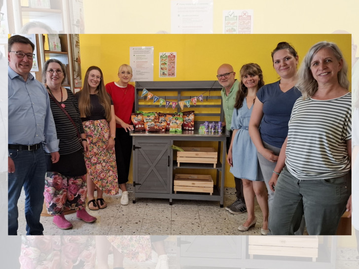 Freuen sich über die Eröffnung des neuen Fairteilers im Haus der Familie in Salzgitter-Lebenstedt (v. l.): J. Selke-Witzel (Katholische Kirche Salzgitter), C. Höft (foodsharing), J. Giese (foodsharing), H. Müller (Caritasverband Salzgitter), A. Janizki (Caritasverband Salzgitter), J. Tschaban (foodsharing), T. Haßdenteufel (Katholische Familien-Bildungsstätte Salzgitter) und S. Temborius (Katholische Familien-Bildungsstätte Salzgitter).