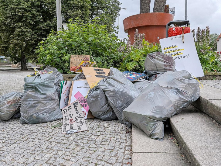 Überreste von Anti-AfD-Demo vom Vortag am 05.07.2026