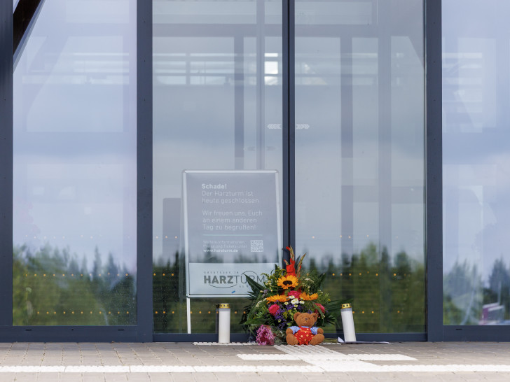 Vor dem Eingang wurden unter anderem Blumen niedergelegt.