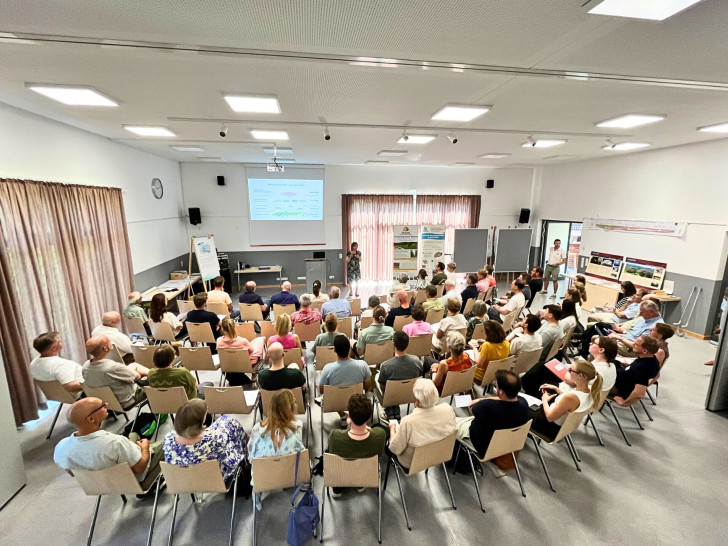 Vertreterinnen und Vertreter aus Landwirtschaft, Wasserwirtschaft, Kommunen, Wissenschaft, Naturschutz, Kirchen, Landesbehörden, Regionalentwicklung, Wirtschaftsförderung und Zivilgesellschaft beim dritten Klimalandschaftsforum