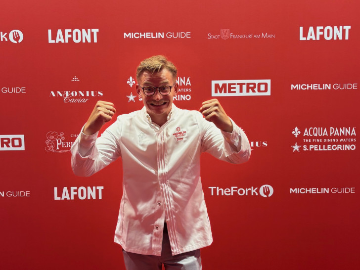 Bei der Aufnahme-Zeremonie in Frankfurt war der Jubel groß: Johannes Steingrüber freut sich über den Michelin-Stern für sein Restaurant Harzfenster.