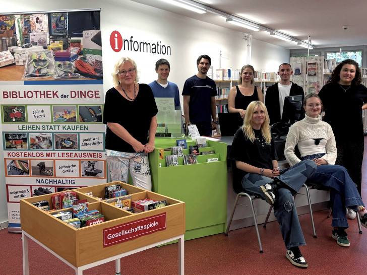 Neue Ordnung, bewährte Vielfalt: Das Team der Stadtbibliothek präsentiert das Ergebnis der Umräumaktion.