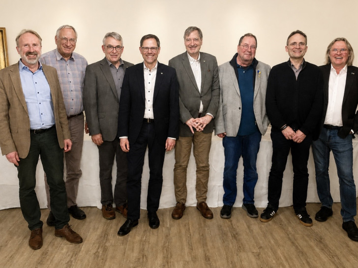 Martin Geißler, Peter Priebe, Bernhard Bergmann, Knut Foraita, Martin Kücke, Jürgen Wetter, Markus Gerke und Peter Peters (v. li.)..