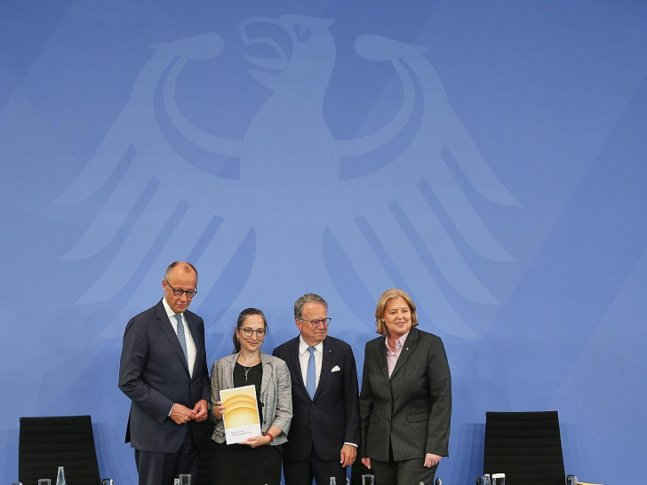 Übergabe des Berichts der Rentenkommission (Archiv)