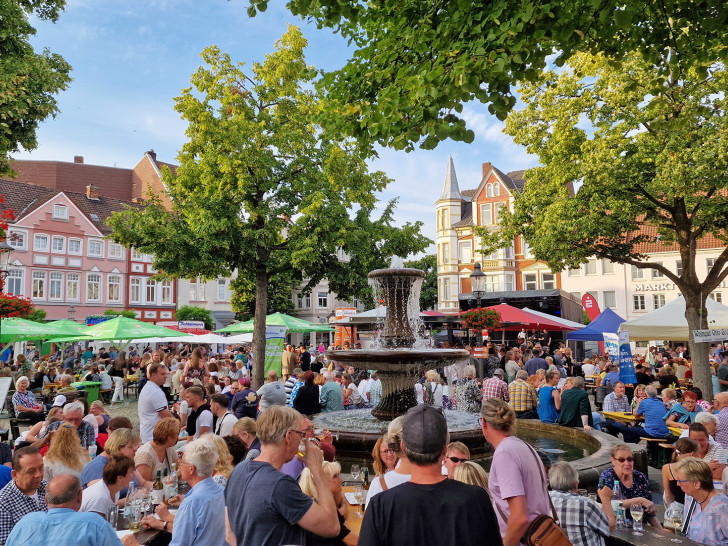 Beim 20. Peiner Weinfest von Freitag bis Sonntag, 7. bis 9. August, kosten tausende Besucher exquisite Weine von Winzern aus der Pfalz. 