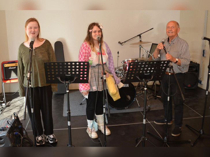 Da ist noch Platz auf der Bühne neben (von links) Leonie Kranz, Lisa Neitzel und Harald Groß. Man trifft sich jeden Dienstag von 10 bis 12 Uhr bei der Lavie Reha gGmbH in der Halle 4.