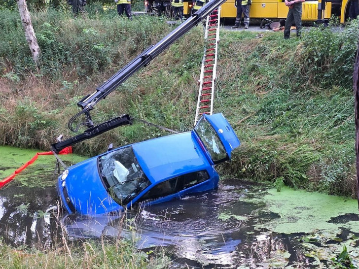 Ein Abschleppdienst mit Kran im Einsatz (Archiv)