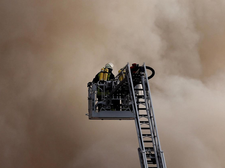 Feuerwehr auf einer Drehleiter (Archiv)