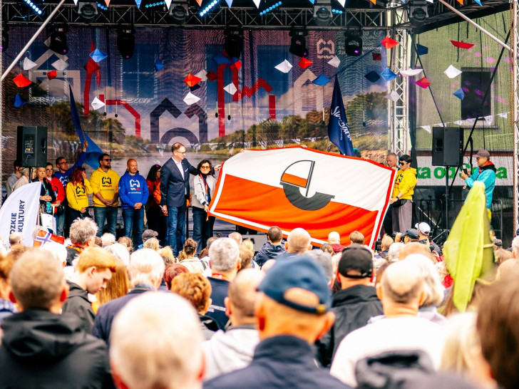 Bei der offiziellen Staffelstabübergabe von der bisherigen zur neuen Ausrichterstadt fällt der Startschuss für den Internationalen Hansetag 2027 in der Löwenstadt. Braunschweigs Bürgermeisterin Cristina Antonelli-Ngameni nimmt den Staffelstab in Stargard entgegen.