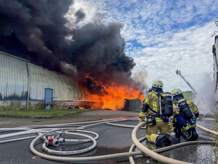 Die Halle stand in Flammen.