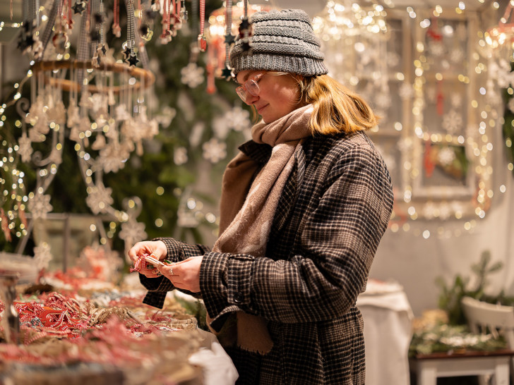 In der Wechselhütte auf dem Braunschweiger Weihnachtsmarkt können Kunsthandwerkerinnen und Kunsthandwerker vom 25. November bis zum 23. Dezember jeweils eine Woche lang ihre Waren anbieten.