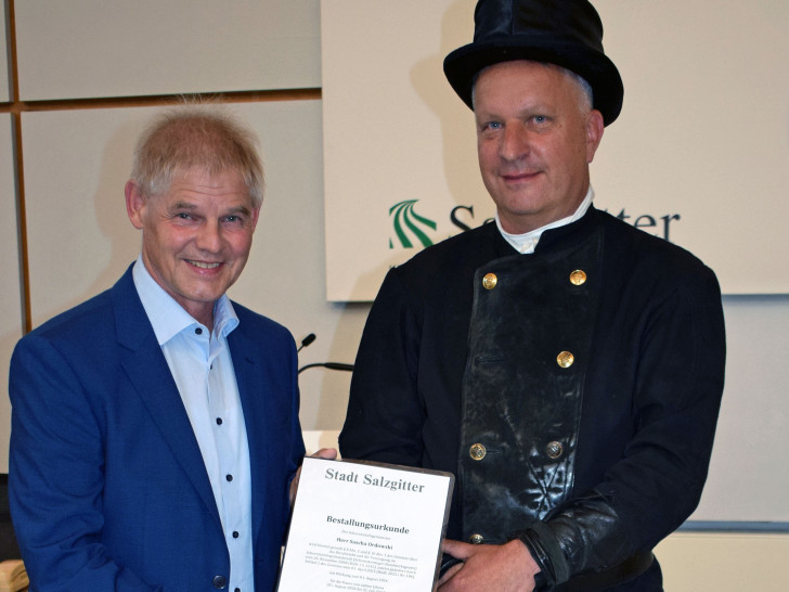 Sascha Ordowski (re.) übernimmt den Kehrbezirk. Frank Klingebiel überreicht die Urkunde.
