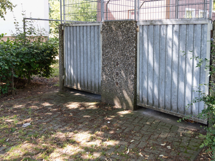 Bei diesen Mülltonnen soll der hilflose Mann wohl beinahe zwei Stunden gelegen haben.