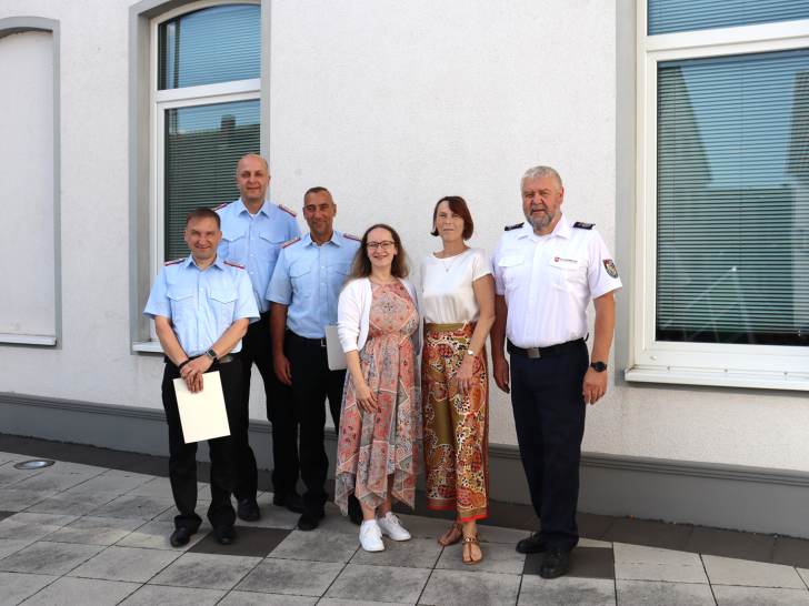 Martin Hanne (stellvertretender Ortsbrandmeister), Kai Hertweck (bisheriger Ortsbrandmeister), Manfred Roth (neuer Ortsbrandmeister), Anika Tiburczy (Gemeinde Vechelde, Fachbereichsleiterin), Britta Schwartz-Landeck (Erste Gemeinderätin), Peter Splitt (Gemeindebrandmeister) (v. li.).