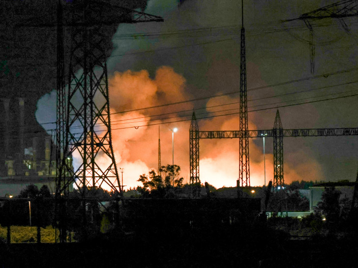 Noch spät in der Nacht war das Feuer bei der Salzgitter AG längst nicht gelöscht.