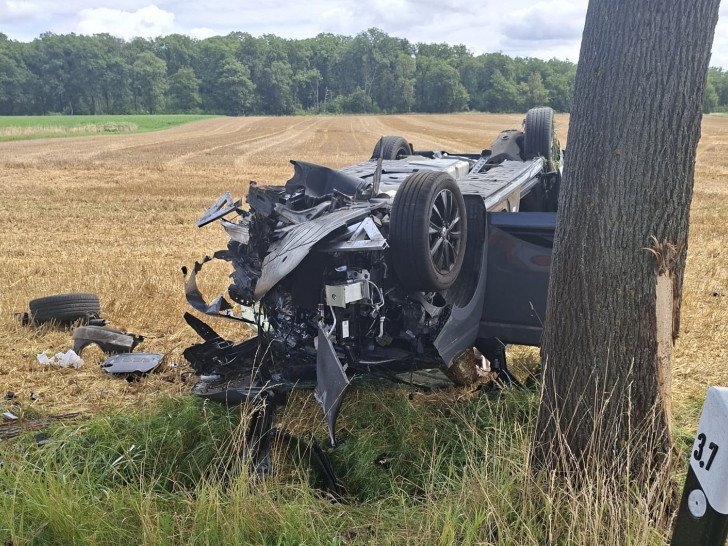 Das Auto wurde stark zerstört.