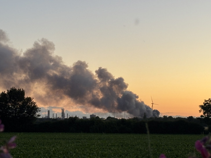 Die Rauchsäule aus Salzgitter verdunkelte den Abendhimmel.