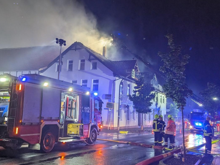Eine besondere Herausforderung bei der Brandbekämpfung stellte die Größe und bauliche Struktur des betroffenen Gebäudekomplexes dar.
