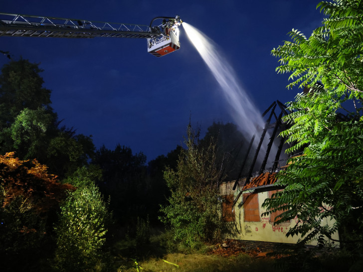 Als die Feuerwehr eintraf, stand der Dachstuhl des unbewohnten Gebäudes in Vollbrand.