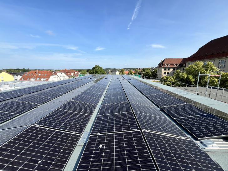Die im vergangenen Jahr in Betrieb genommene Photovoltaikanlage auf dem Turnhallendach der IGS Helmstedt.