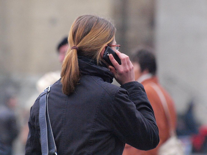 Frau mit Telefon (Archiv)
