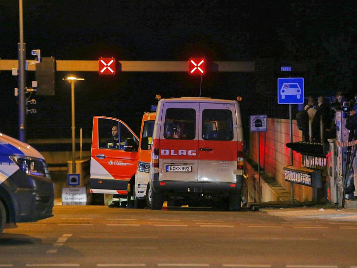 Auto fährt bei CSD in Menschenmenge am 26.07.2026