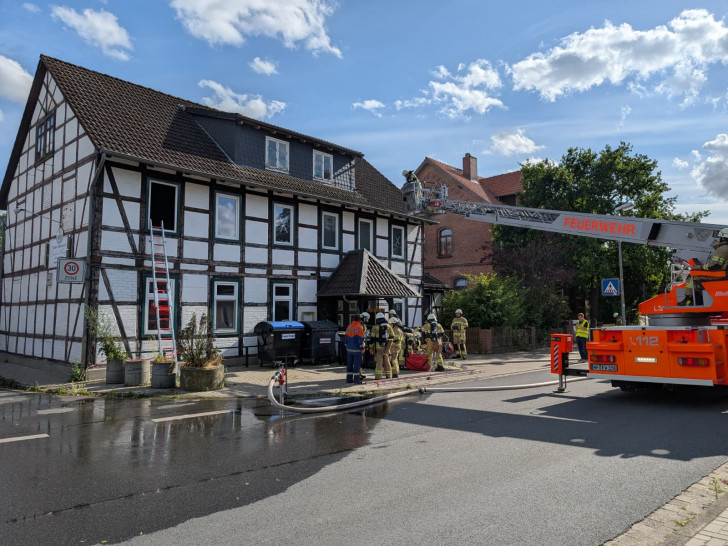 Die Feuerwehr Wolfenbüttel rückte samt Drehleiter nach Fümmelse aus.