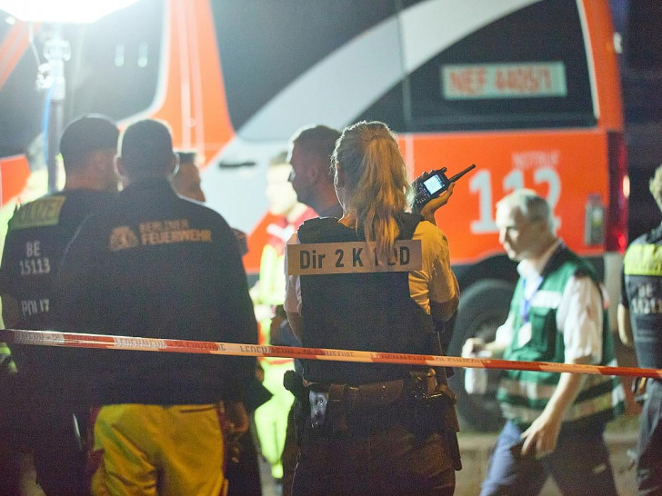 Auto fährt bei CSD in Menschenmenge am 26.07.2026